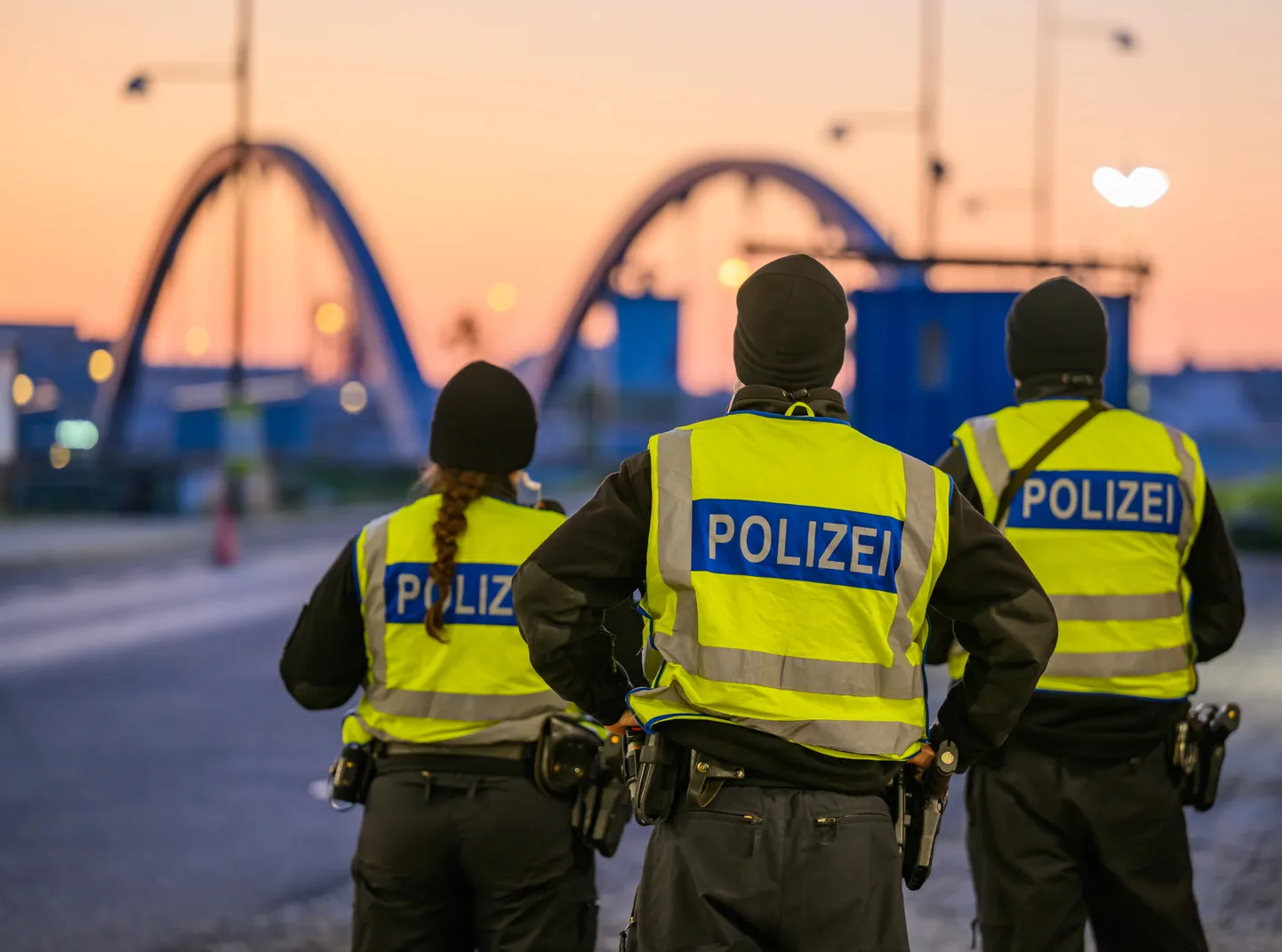 Saksa politseinikud Oderi-äärses Frankfurdis piiriületuskoha lähistel.