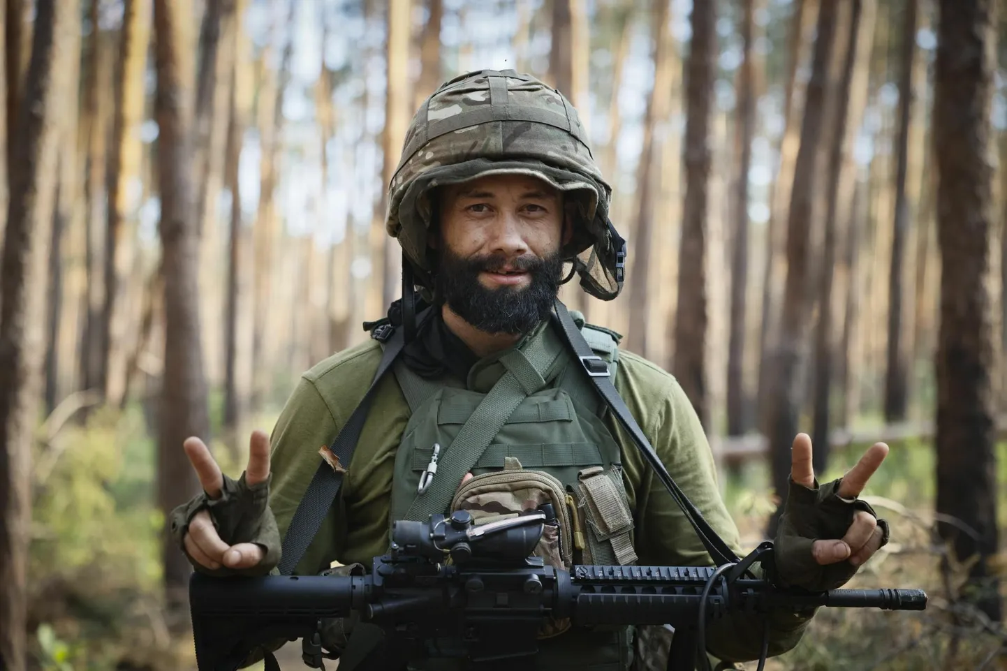 Võidumärki näitav Ukraina sõdur 8. juunil Luhanski oblastis Kreminna lähedal rindel. 