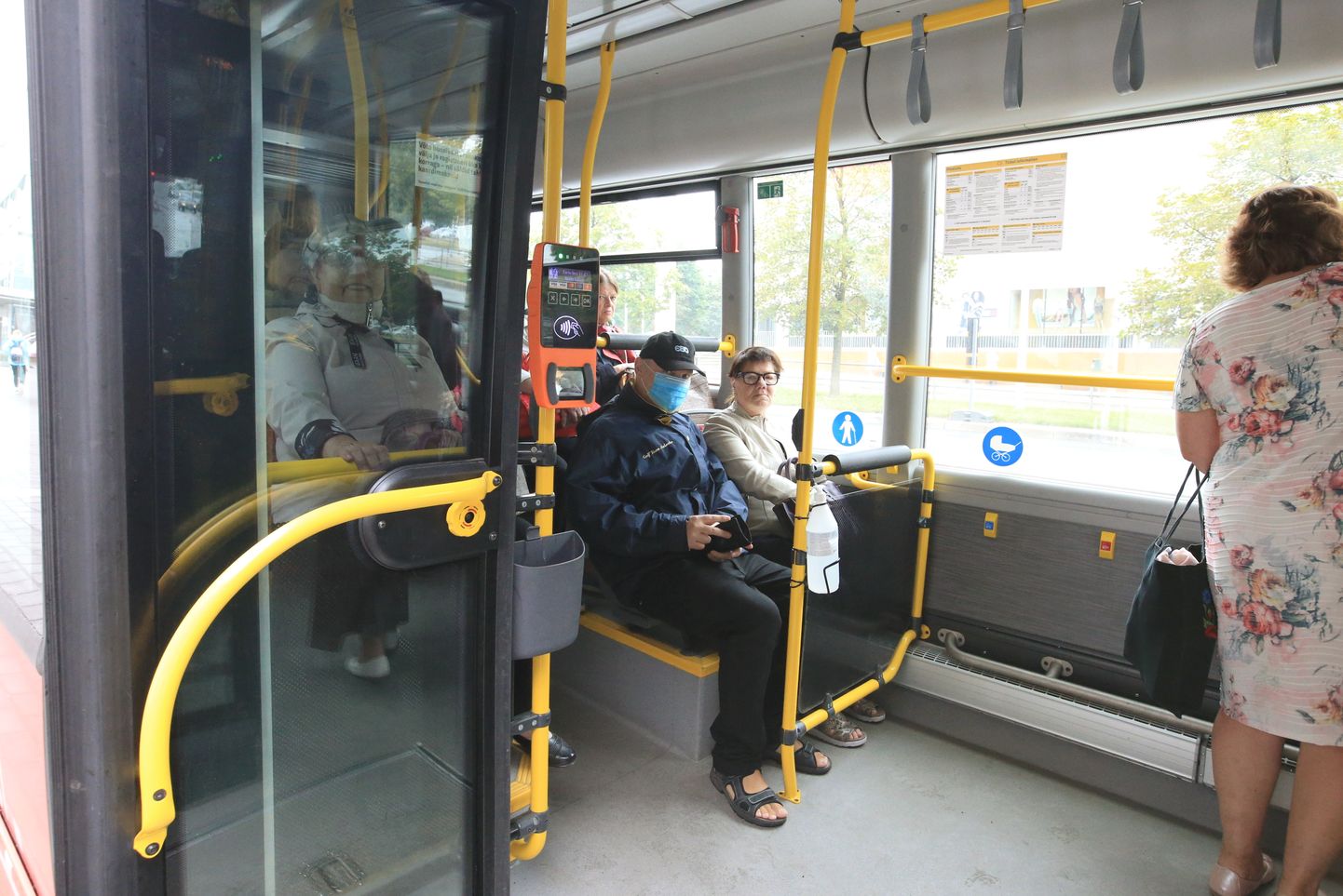 Maskikandja Tartu linnaliinibussis.