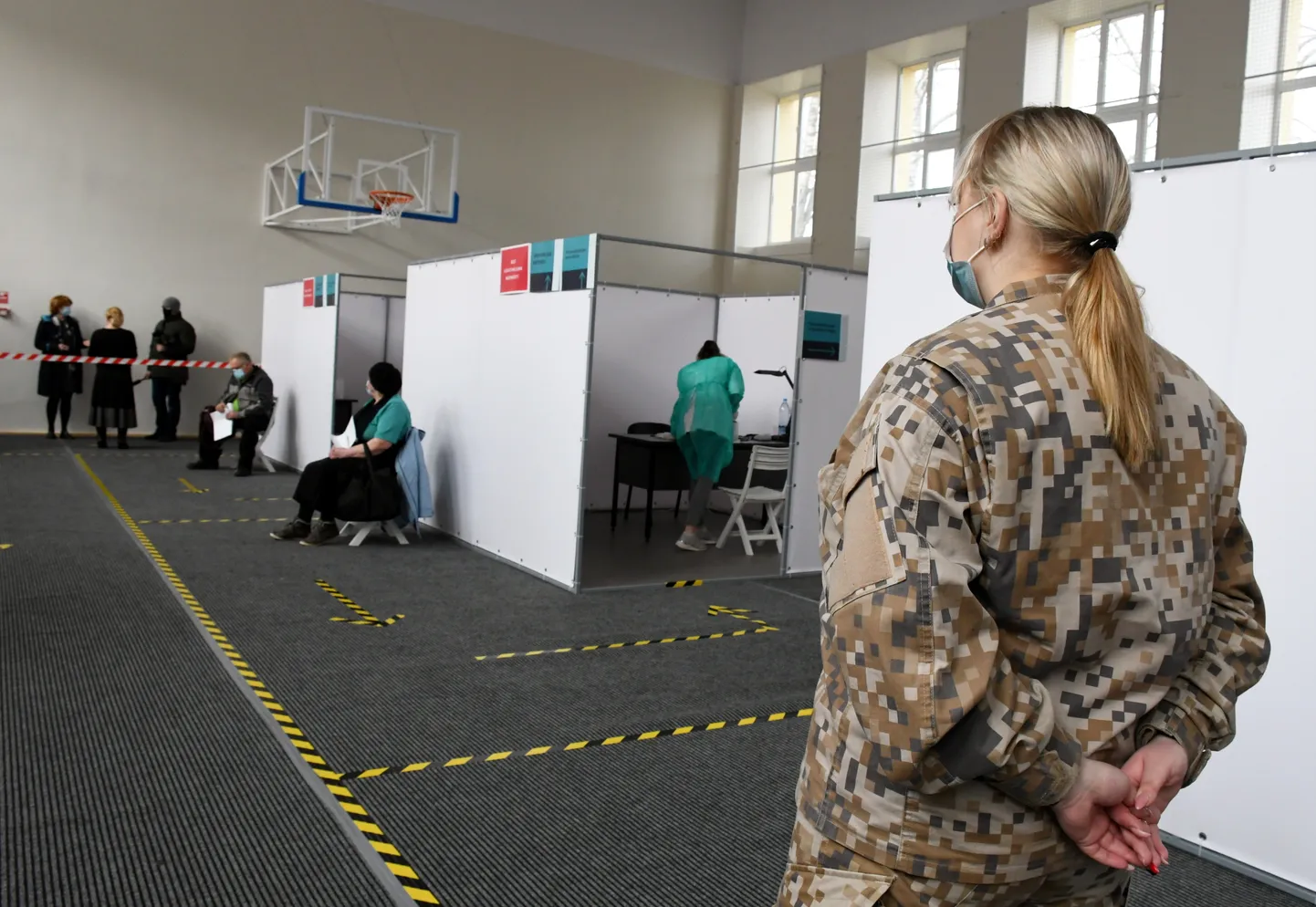Daugavpils bijušās 5 pamatskolas ēkā Parādes ielā atvērts masveida vakcinācijas centrs, kur vakcīnu pret Covid-19 saņem prioritārās grupas - seniori virs 70 gadiem un iedzīvotāji ar hroniskām saslimšanām.