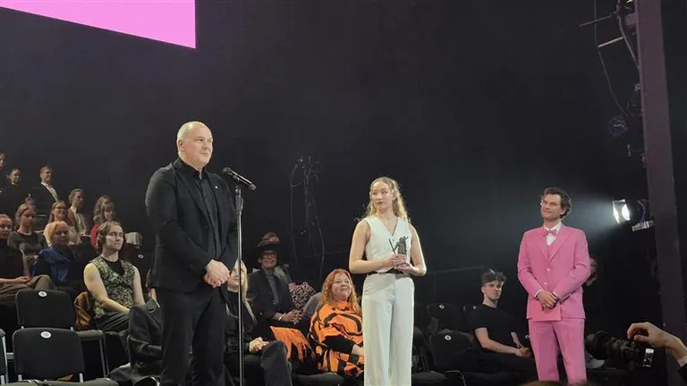 Savā pateicības runā par balvu kategorijā "Labākais aktieris" Andris Keišs pateicās savai sievai Kristīnei Zadovskai: "Ja Kristīne nedarītu to, ko viņa dara, es nekad nevarētu atrasties filmēšanas laukumos."