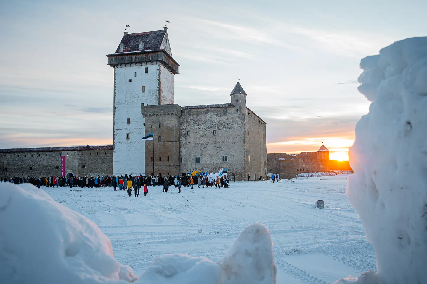 Eesti idapoolseimas linnas Narvas heisati 24. veebruari hommikul sinimustvalge juba kell 7.18.