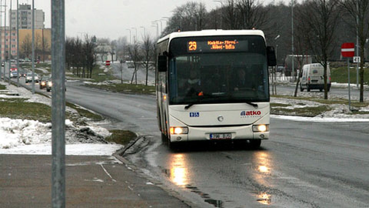 Seni kui linnavalitsus ja bussifirma omavahel klaarivad, peavad sõitjad praeguse olukorraga leppima.