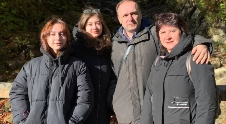 Светлана и Юлия Деркач с родителями в Украине еще до войны