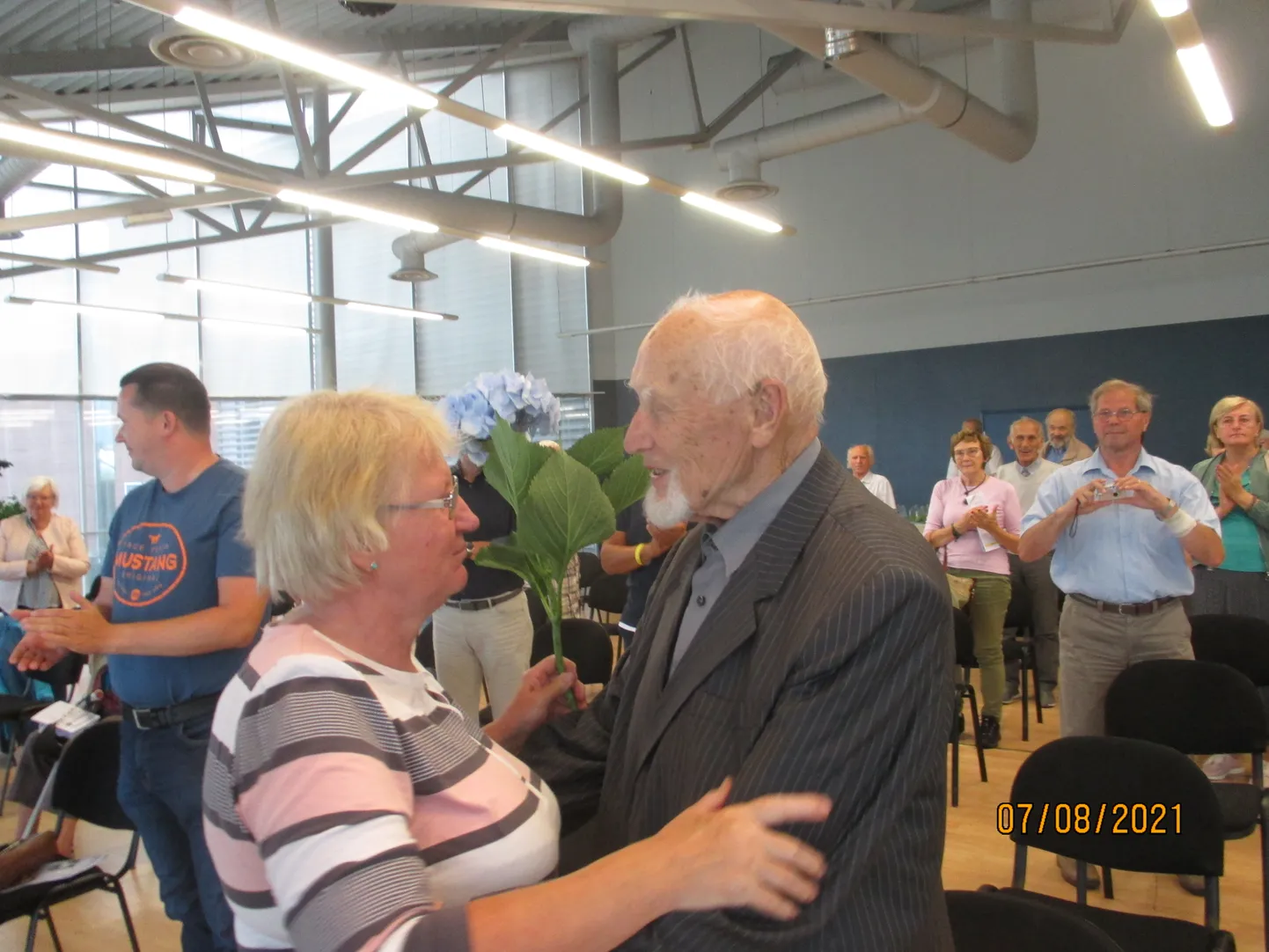 Juubilar Bruno Paod õnnitleb mereajaloo konverentsil Salava seltsi
esimees Urve Vakker.