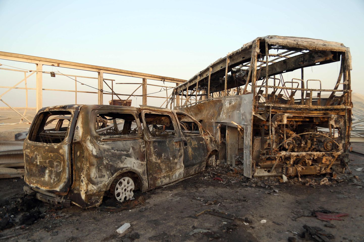 Põlenud sõidukid pärast äärmusrühmituse Islamiriik enesetapurünnakut Iraagis Nassiriyah's 2017. aasta septembris.