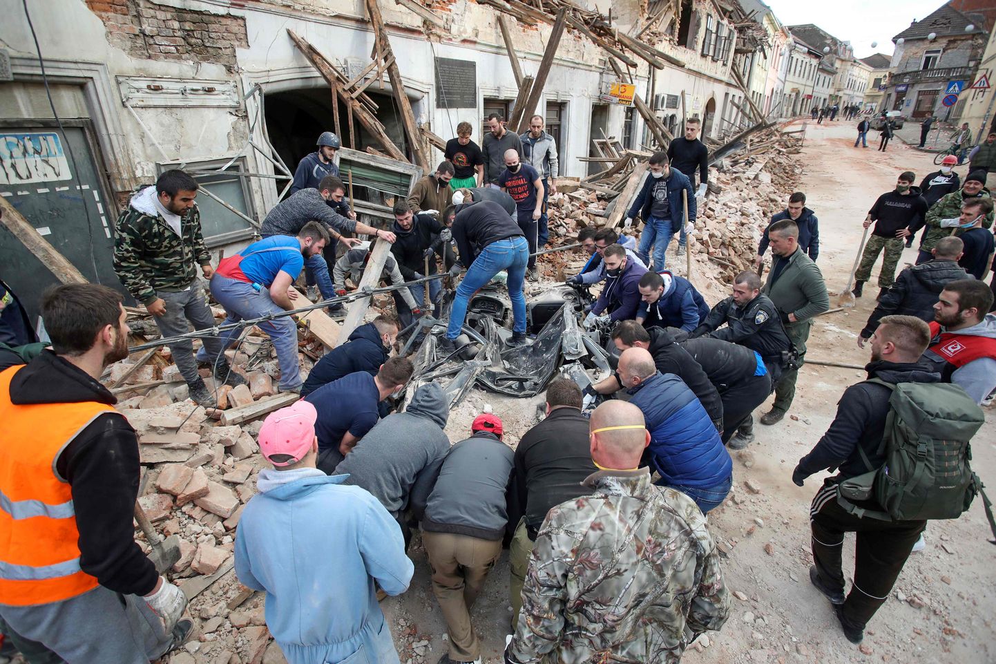 Horvātiju otrdien satricinājusi spēcīga zemestrīce, kas laupījusi dzīvību vismaz septiņiem cilvēkiem, desmitiem ievainojusi un sagrāvusi ēkas valsts vidienē esošajā Petriņā un tās apkārtnē, ziņo amatpersonas un mediji.