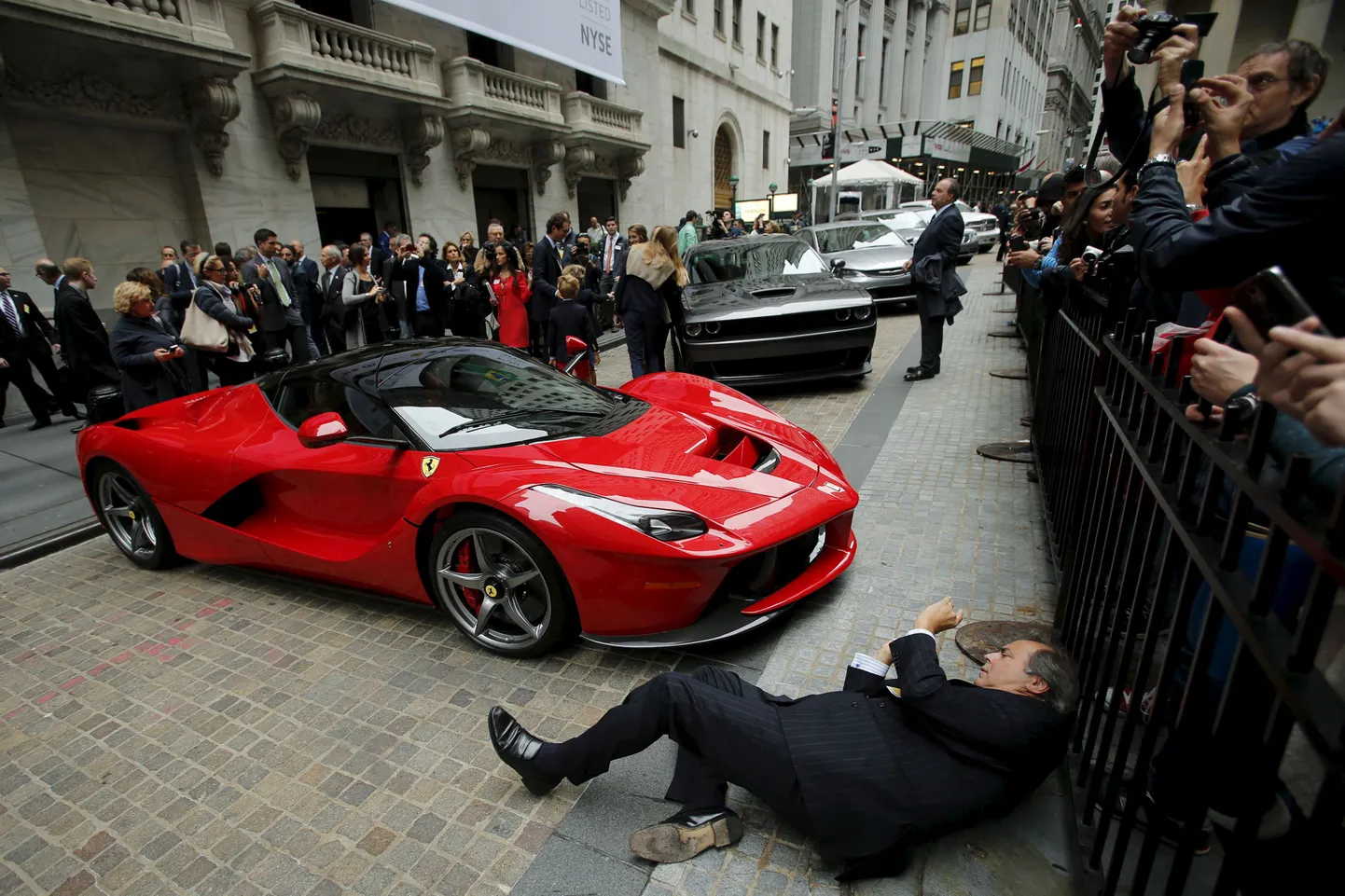See Ferrari LaFerrari sportauto oli pargitud New Yorgi börsi ette, kus hakatakse Ferrari aktsiatega kauplema.