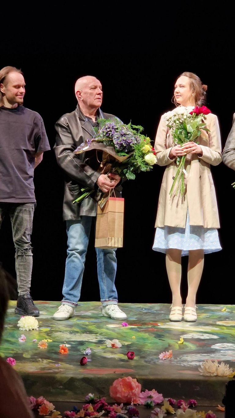 Andrus Vaariku õnnitlemine Endla teatri laval.