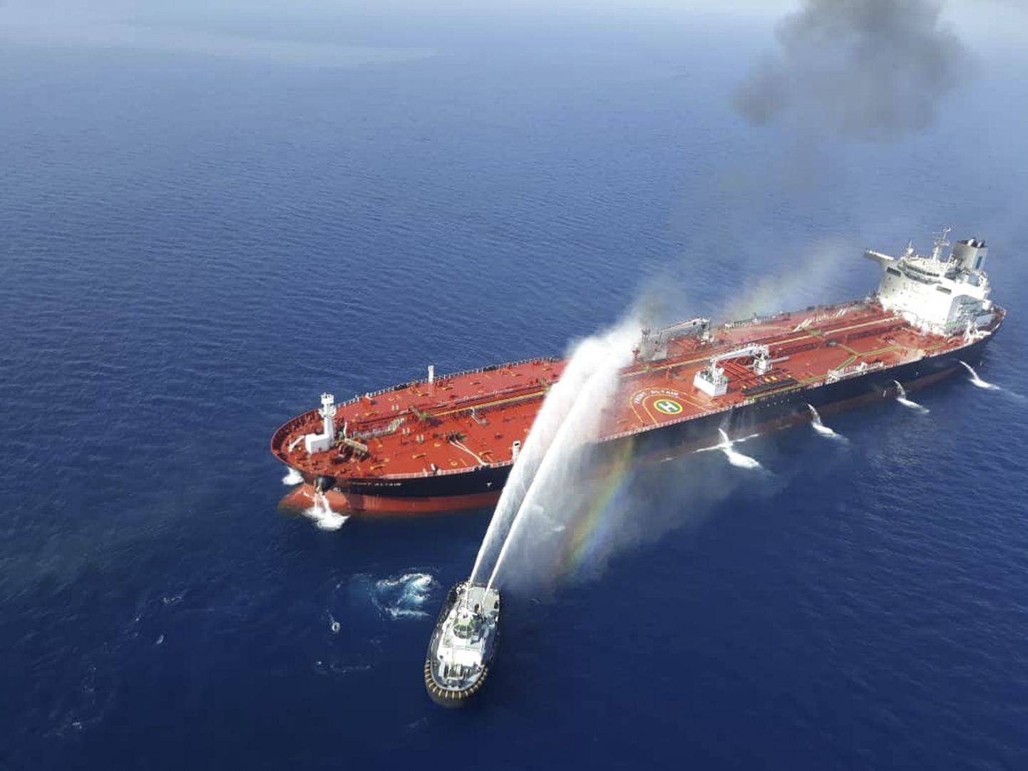 Iraani mereväealus kustutamas põlengut tankeril.