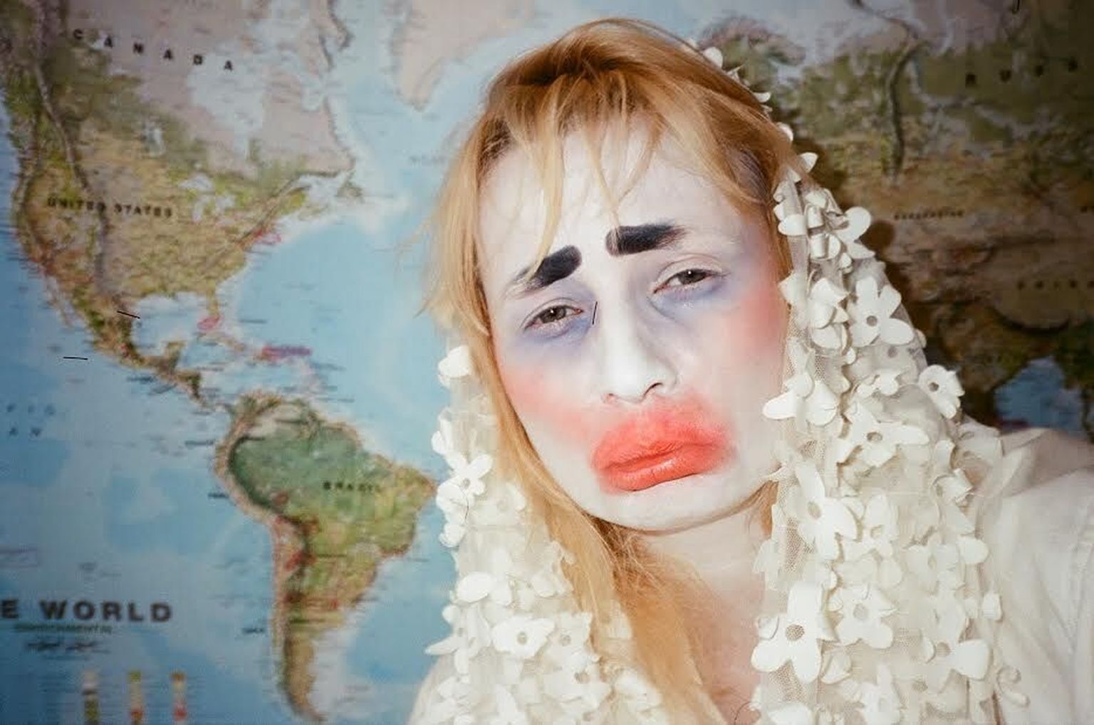 Kris Lemsalu esineb ka praegu New Yorgis «Performa» kunstibiennaalil, mis on pakkunud Eesti kunstnikele «karjäärimuutvaid momente».