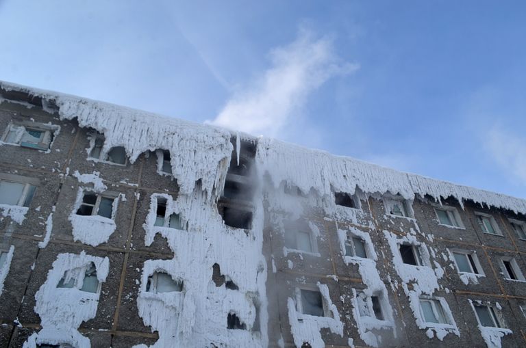 Venemaal Irkutskis kattus endine ühiselamu osaliselt jääga
