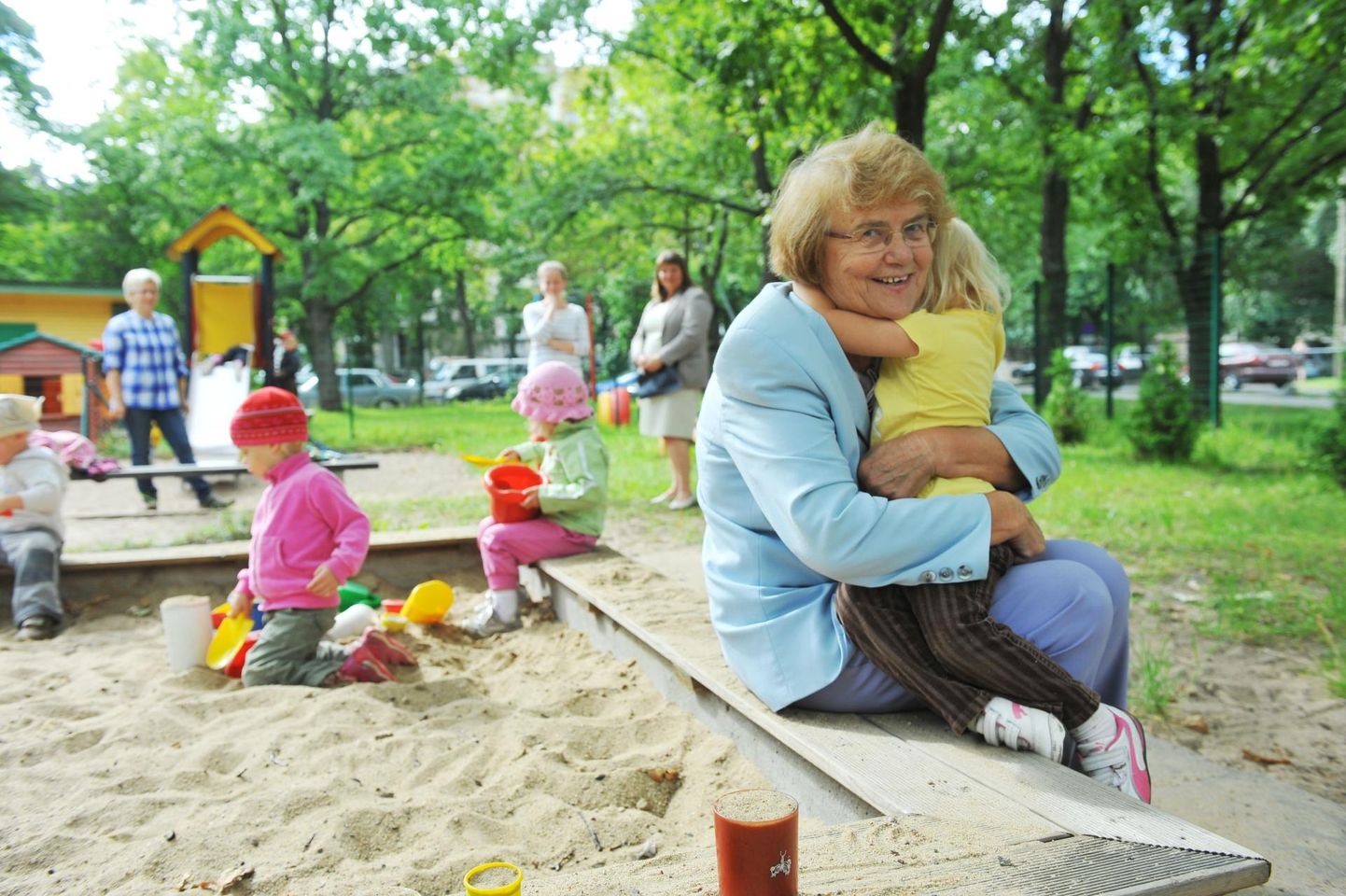 Vanaema Veera Karro ja lapselaps Rebecca mänguväljakul.