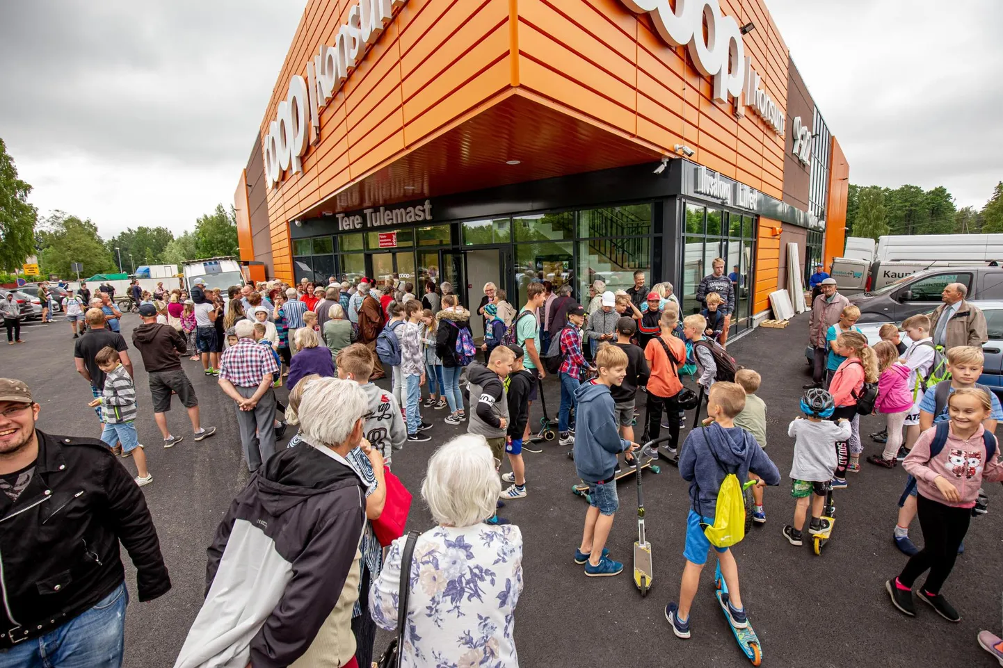 Paikusel Pärnade puiestee kaupluses pidas turvatöötaja poevarga kinni.