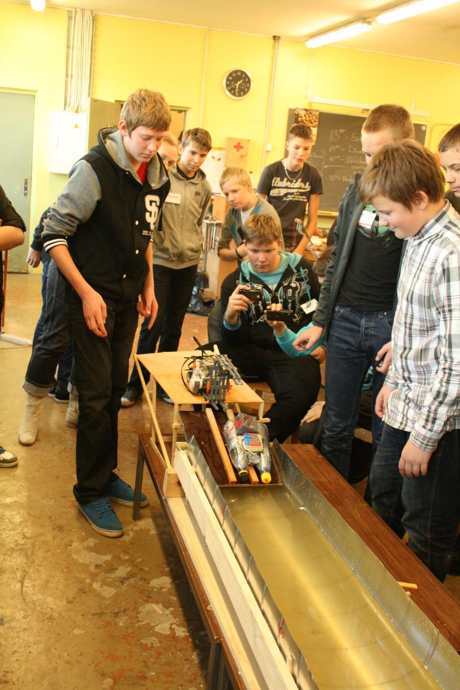 Robootika- ja tehnoloogiapäevadel 2011 meisterdasid õpilased ujuvvahendeid, mida saaks robotitega juhtida.