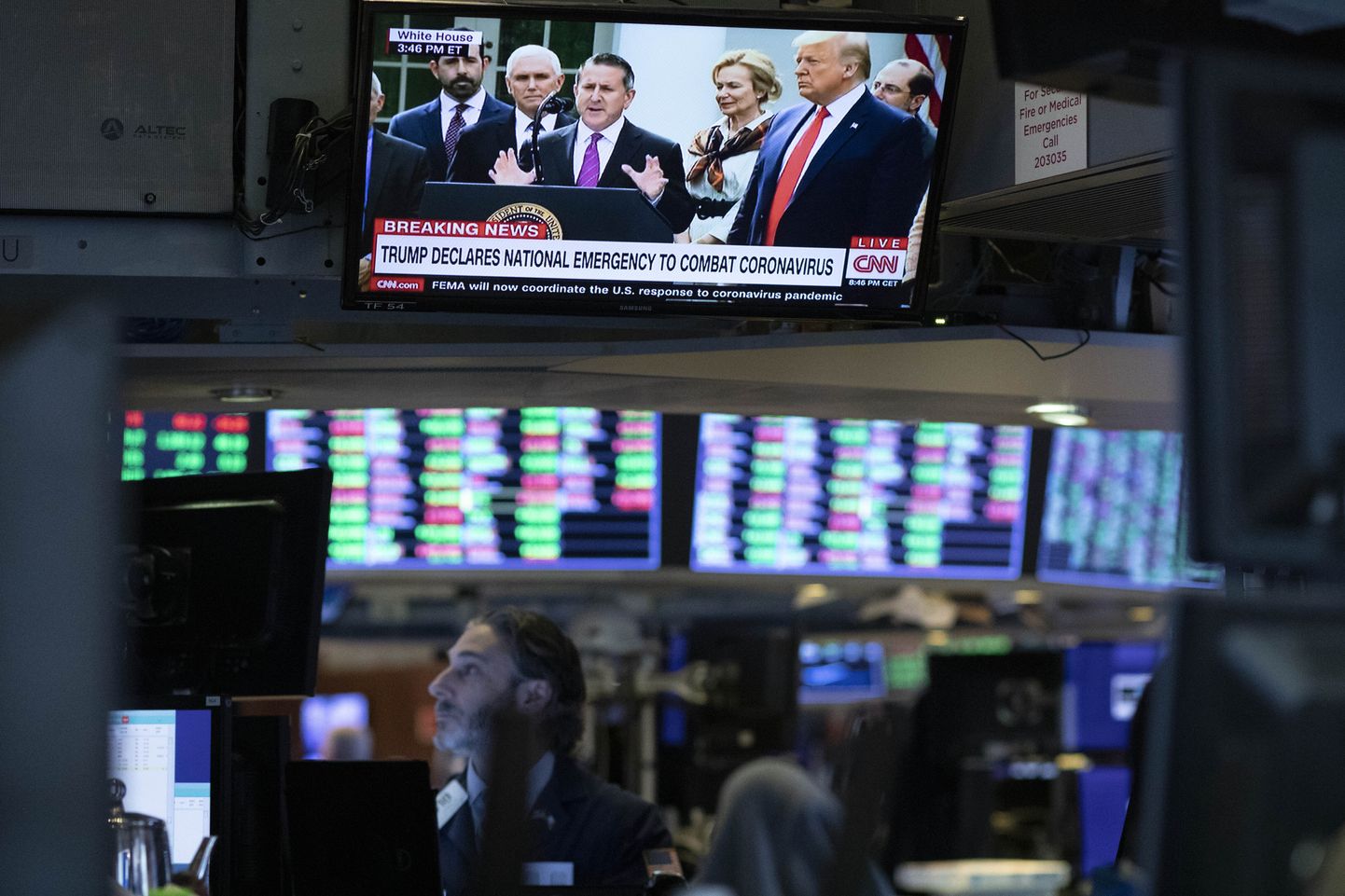 New Yorgi börsi kauplejad Donald Trumpi kuulamas.