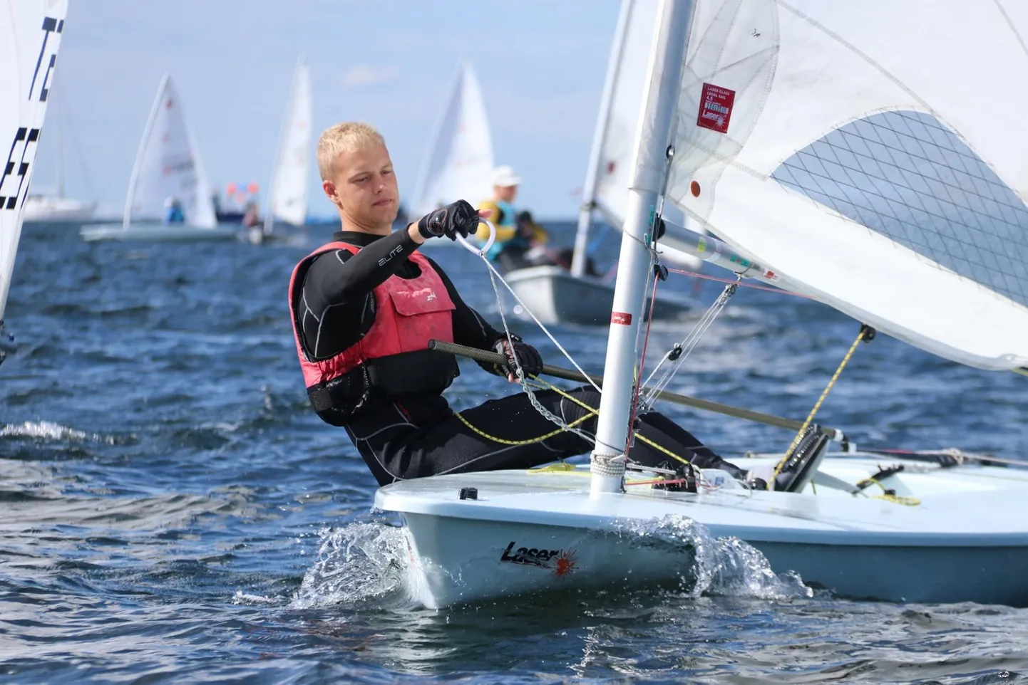 Pärnu jahtklubi purjepordikooli kasvandik Keith Luur seilab kodulahel medalikursil.