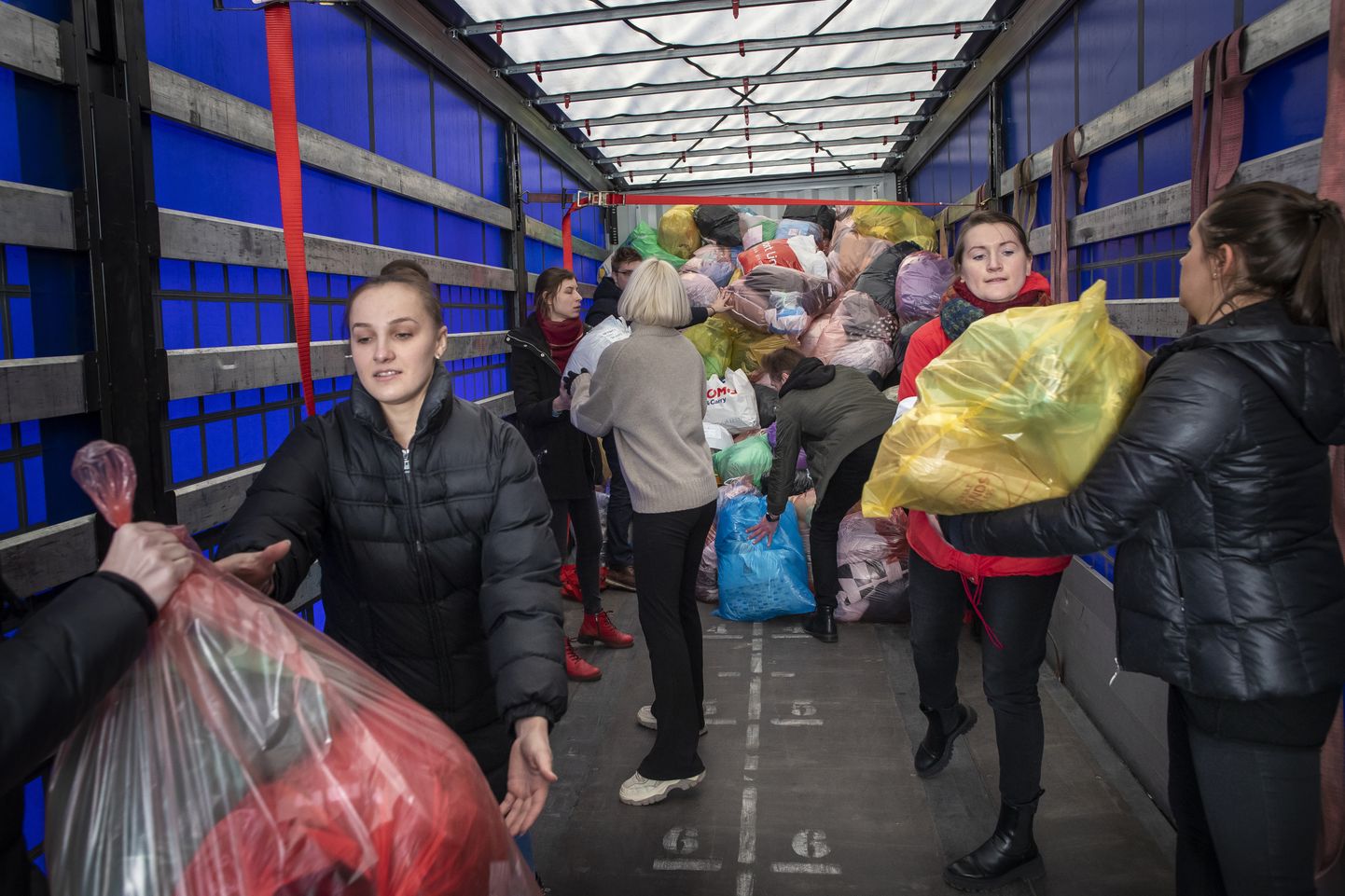 Leedu vabatahtlikud 28. veebruaril Vilniuses korraldamas humanitaarabi riiki saabuvatele Ukraina põgenikele.