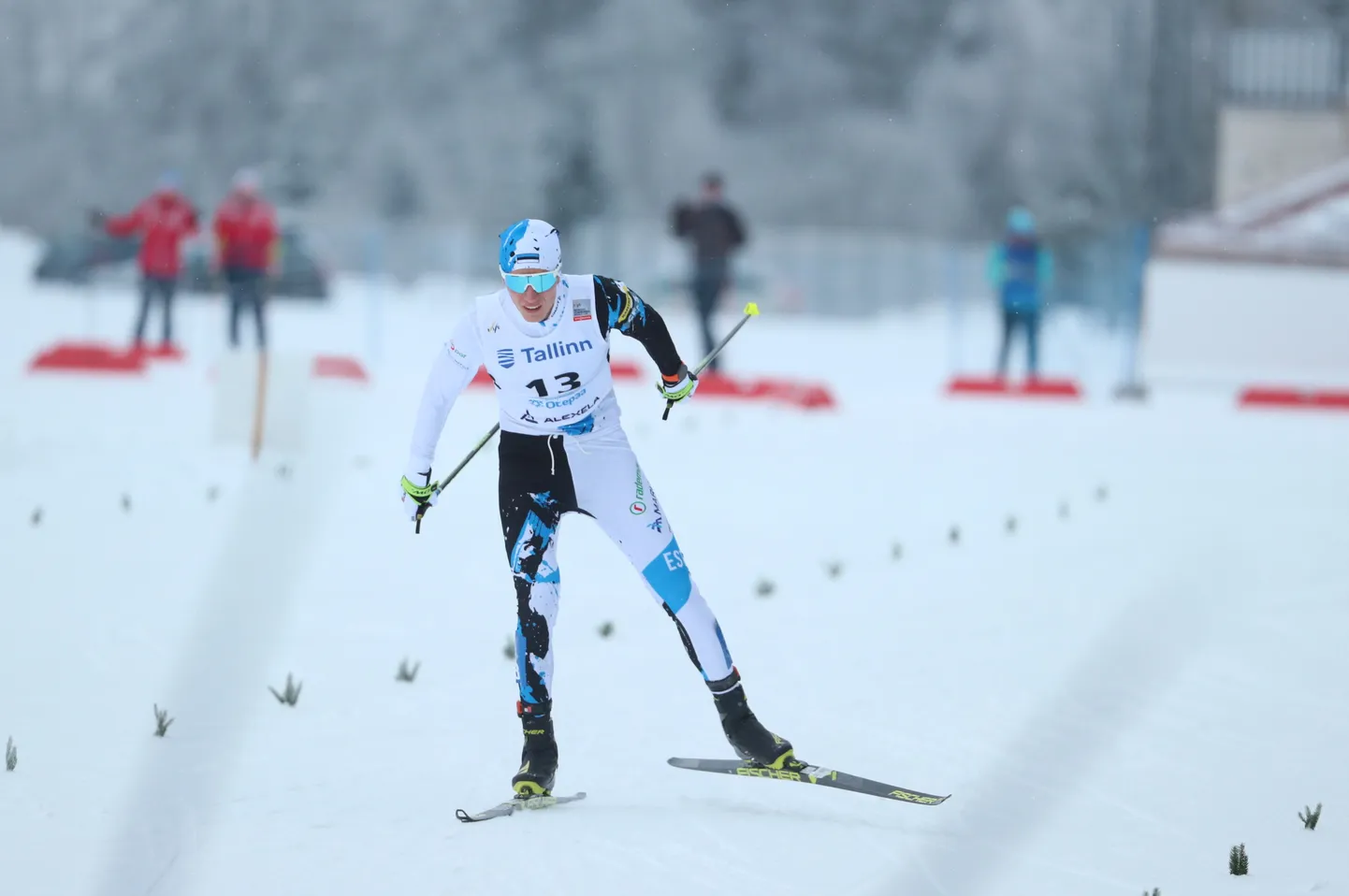 Kristjan Ilves rühkimas Tehvandi staadionil Otepää MK-etapil finiši suunas.