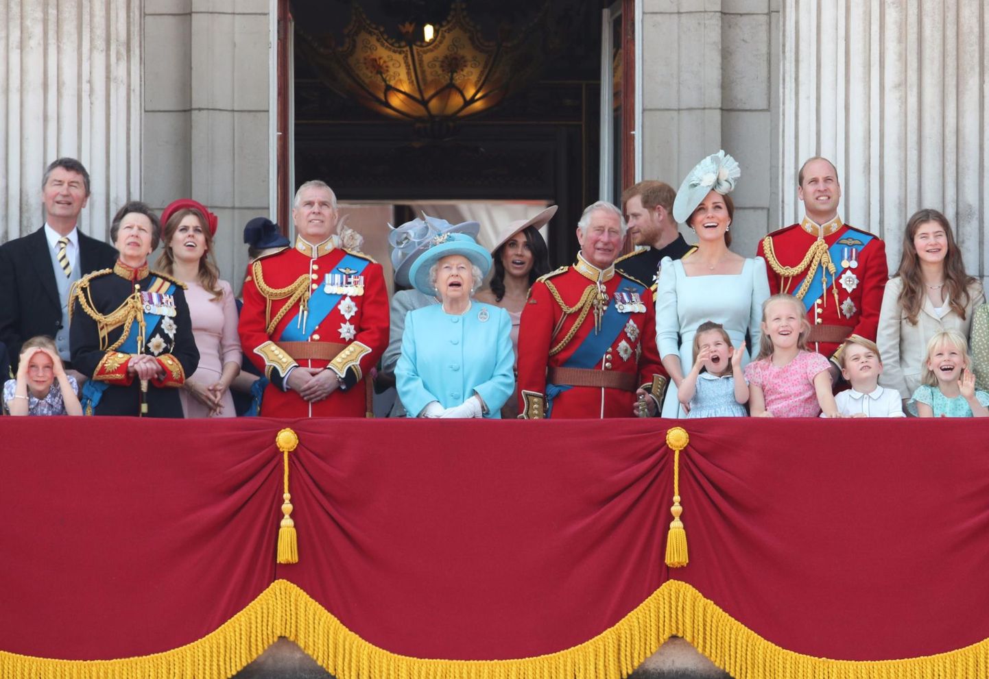 Paraadi jälgimine Buckinghami palee rõdult 2018. aastal, siis, kui pere oli veel koos. Peagi raputasid kuningakorda prints Harry ja hertsoginna Meghani ümber lahvatanud skandaalid, sel aastal kaotas kuninganna oma kaasa prints Philipi.