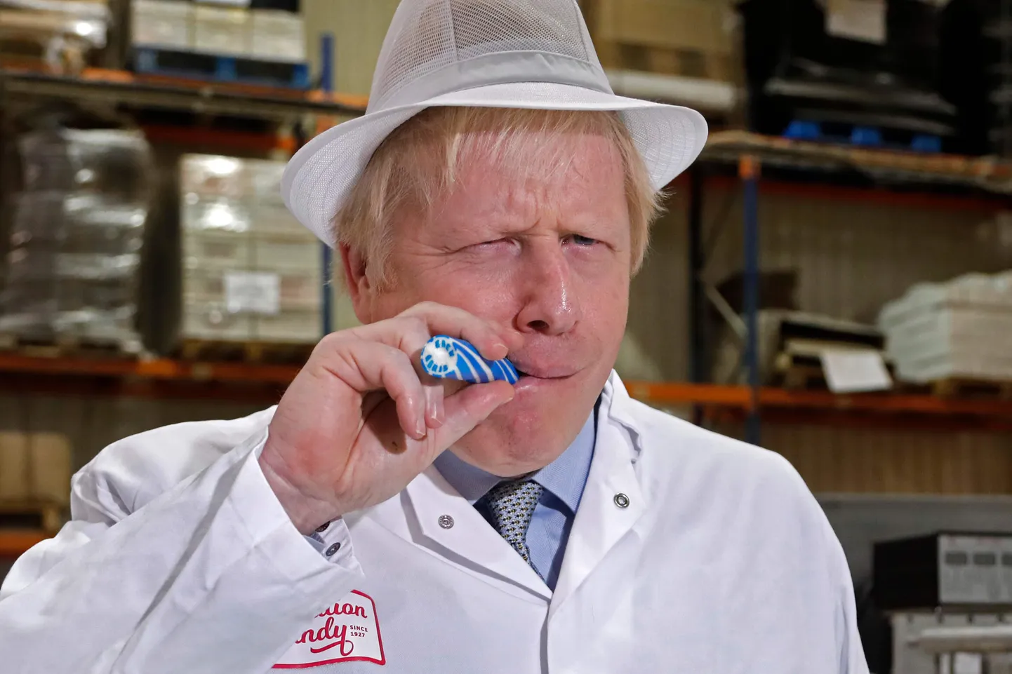 Briti peaminister Boris Johnson maiustustevabrikus, kus valmivad konservatiivse partei kampaaniamaiustused. Johnson maitsmas kampaaniakommi