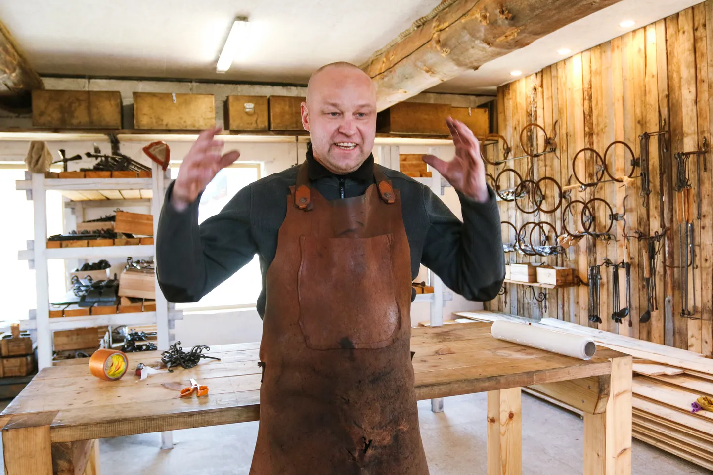 Staažikas Pärnumaa sepp Ahti Tedremäe on aastaid tuuritanud suviti Skandinaavia viikingiüritustel, kuid nüüd tahaks mees pühenduda rohkem kodustele tegemistele.