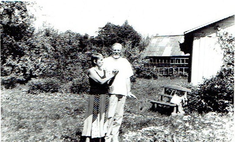Mai koos pikaaegse „Ameerika hääle” toimetaja Ilmar Mikiveriga Ilmari isa Jakob Mikiveri koduaias Loksal. Ilmar Mikiver oli abielus Otto Tiefi tütrega.