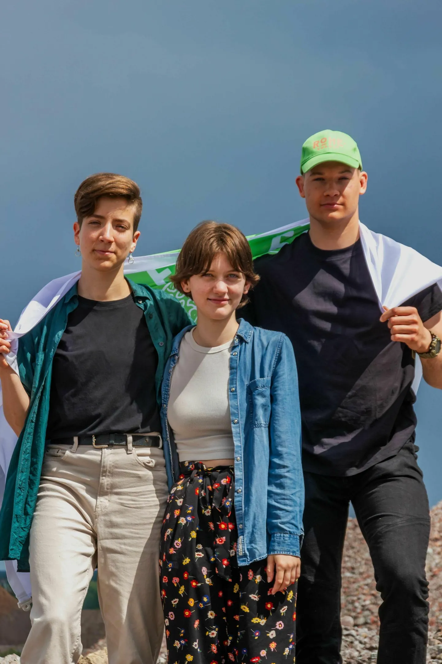 Fridays for Future Eesti liikmed Kertu Birgit Anton (vasakult), Elo-Lee Maran (keskel) ja Robert Pappel juunis põlevkivi tuhamäe jalamil.