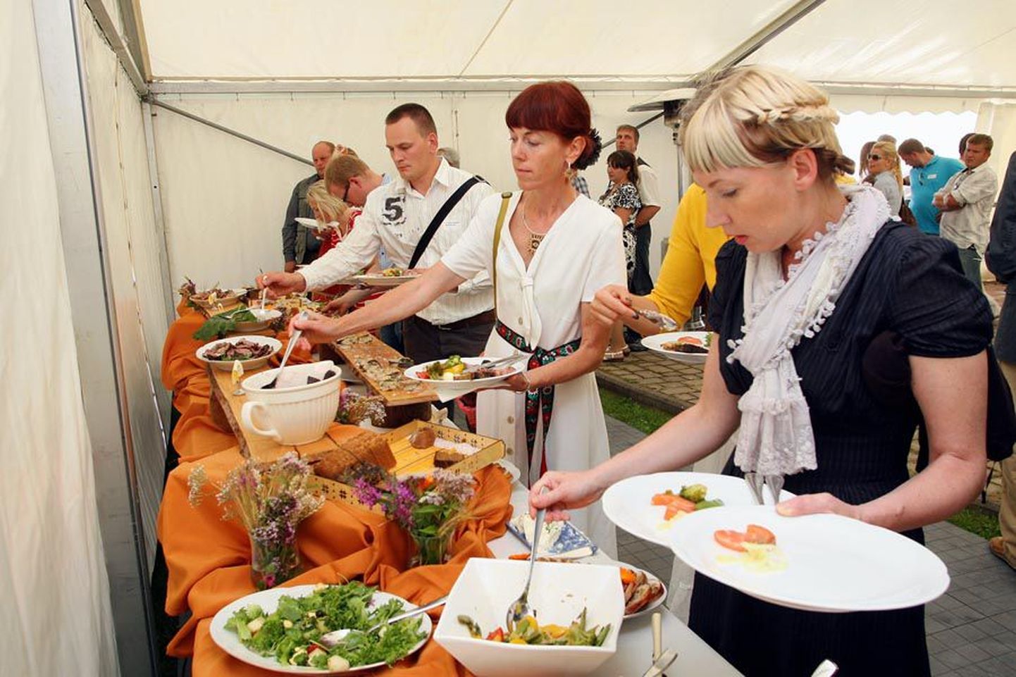 Tõsiste vestlusteemade järel said külalised mekkida Eesti mahetoodetest valmistatud toitu.