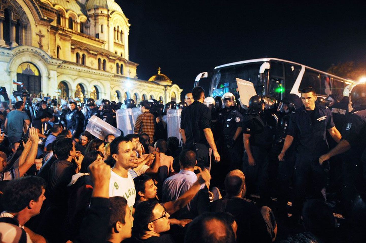 В ходе волнений, продолжавшихся всю ночь в Софии, пострадали 17 человек.