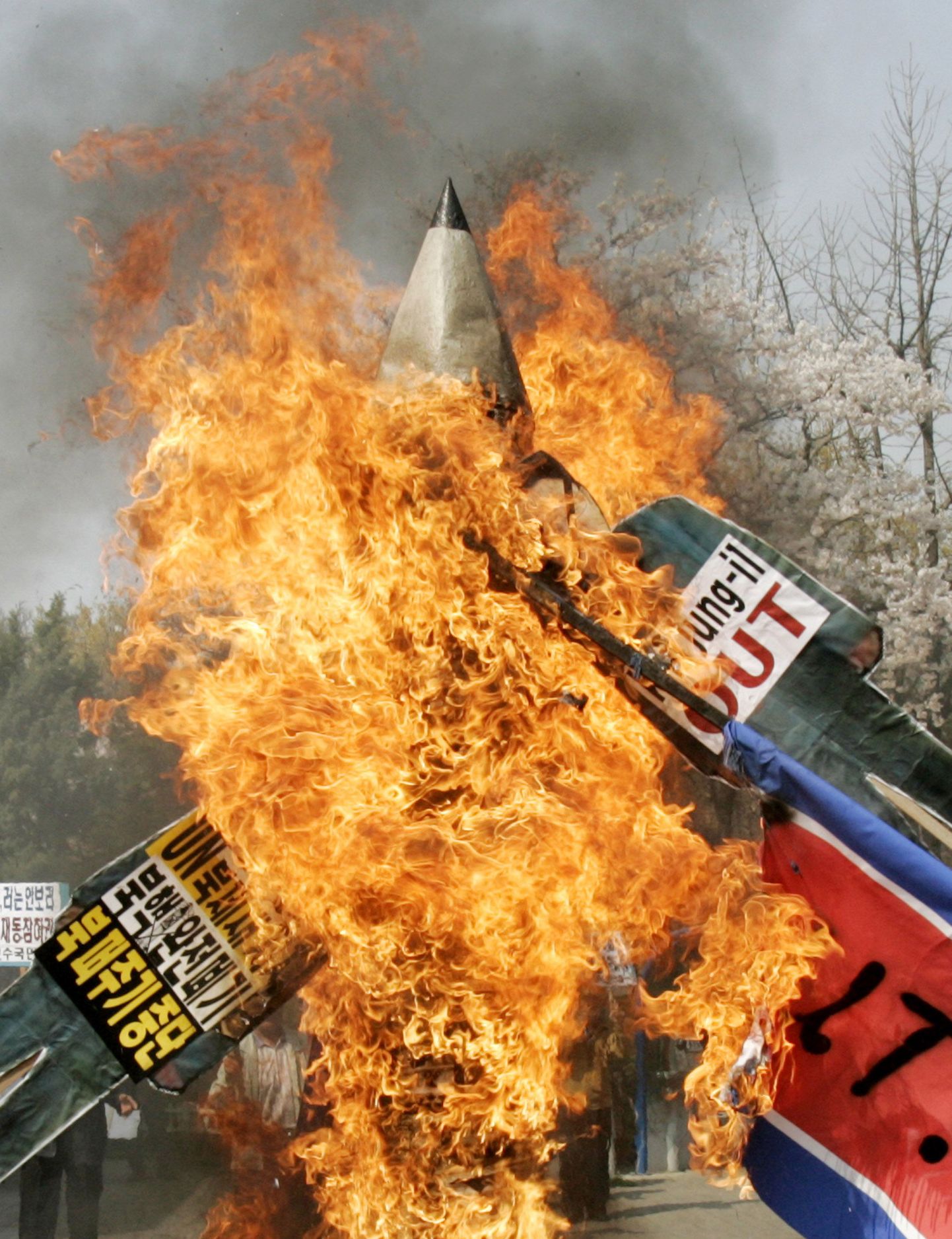Lõuna-Koreas põletati protestiks naaberriigi raketistardi vastu mängurakette.