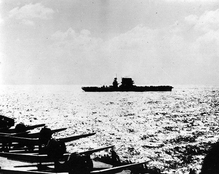 USS Lexington mais 1942 Korallimeres. Pilt alusest on teihtud teise USA lennukikandja Yorktown pardalt