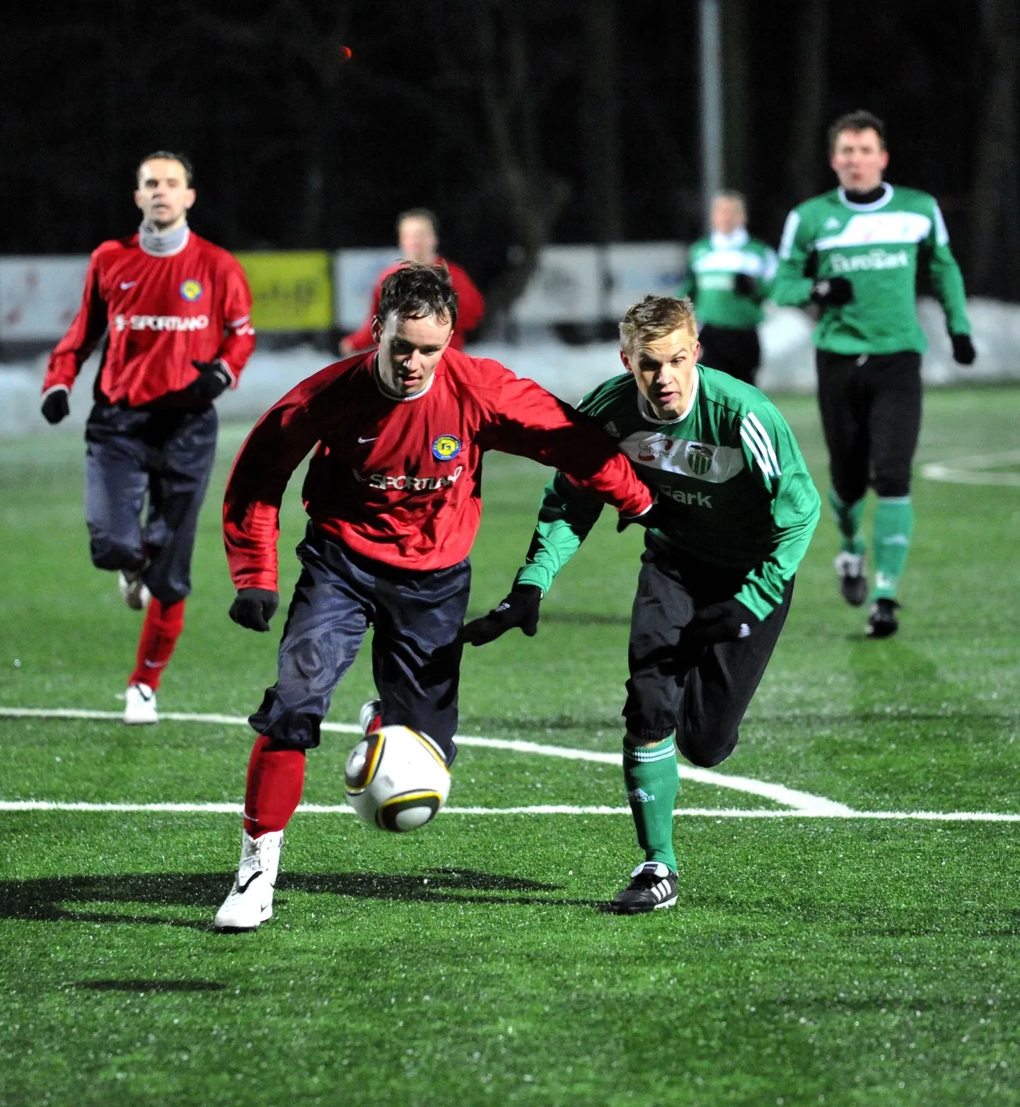 Встреча «Левадии» и «Транса» (красные футболки) в первом туре чемпионата 9 марта 2010 года.