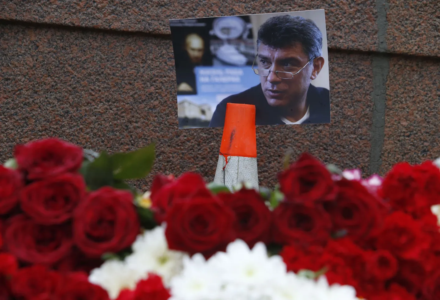 К месту убийства Бориса Немцова приносят цветы.
