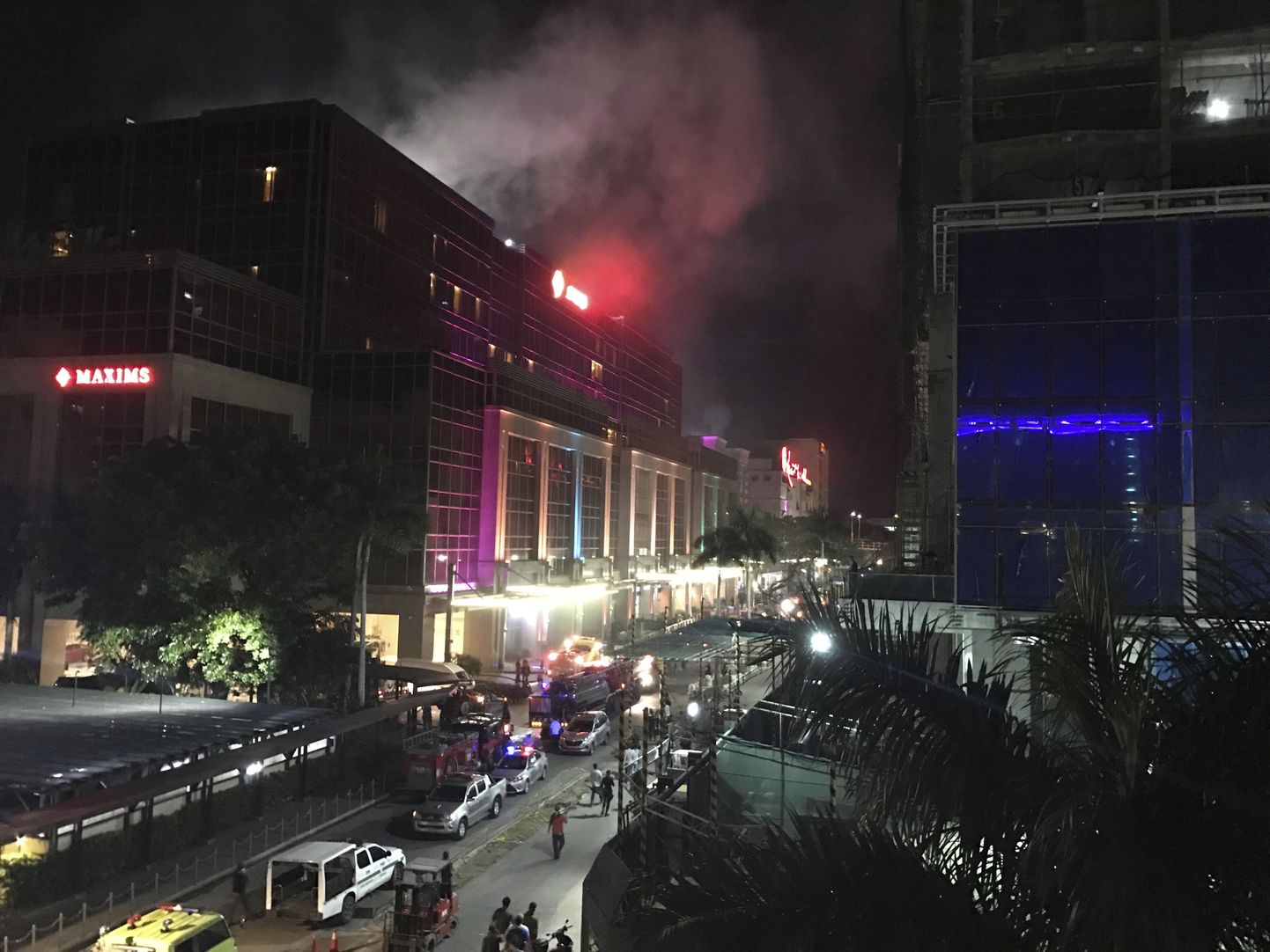 Suitsu tõusmas Manila hasartmängukompleksist, kus relvastatud isik avas reedel mitu korda tule.