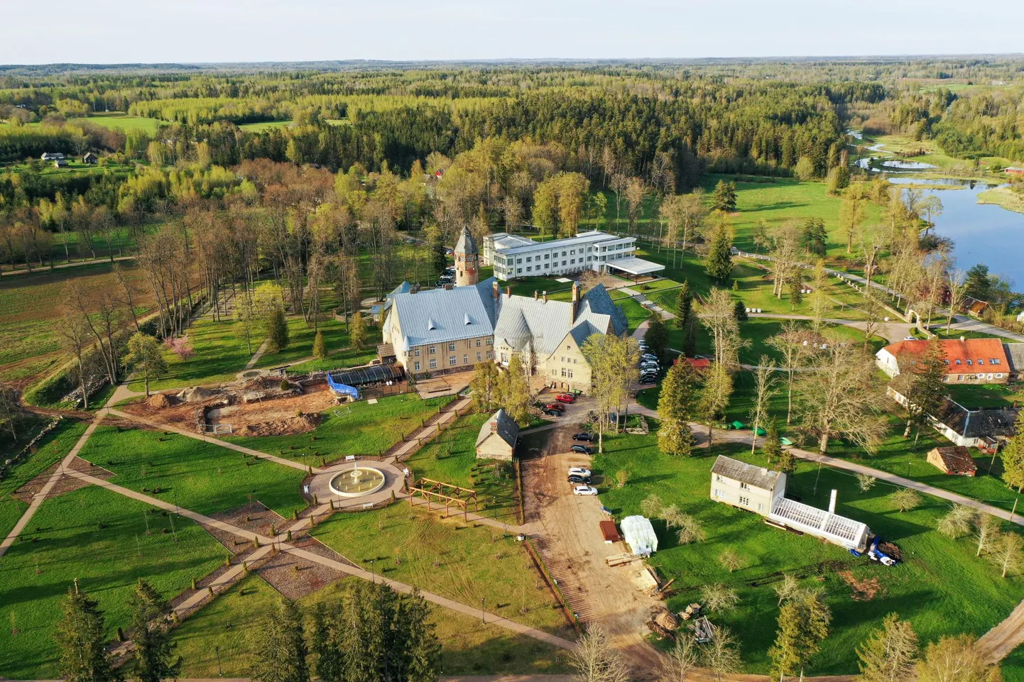 Vana basseinihoone mullu aprillis koos uue ujumiskoha süvendiga.