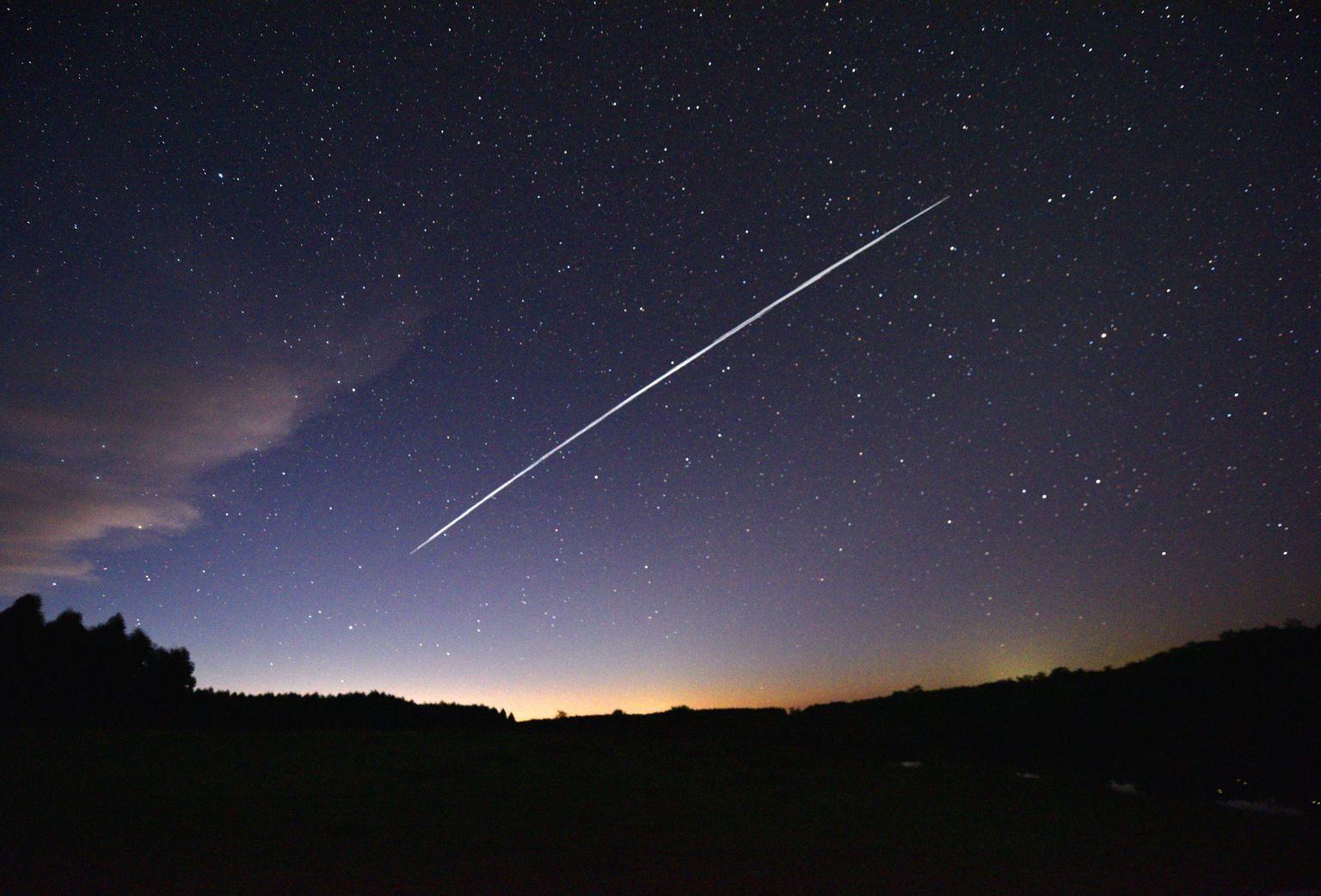 Pildil on näha SpaceX´i Starlinki satelliidid rivis, mis peale orbiidile saatmist liiguvad grupina oma ettenähtud positsioonide lähedale laiali hajumist.