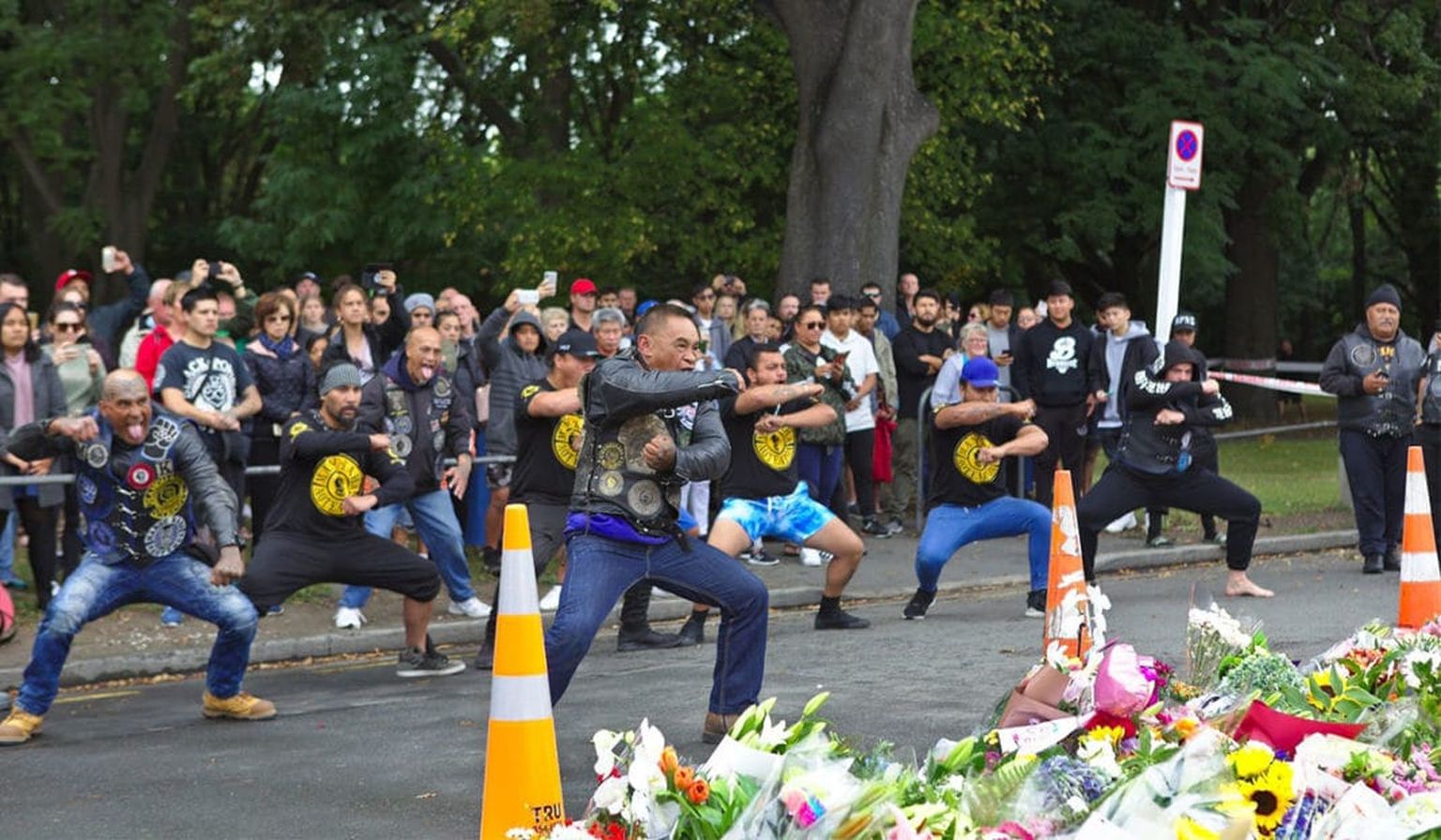 Christchurchi mootorratturite ühenduse maooridest liikmed kandmas ette traditsioonilist haka tantsu
