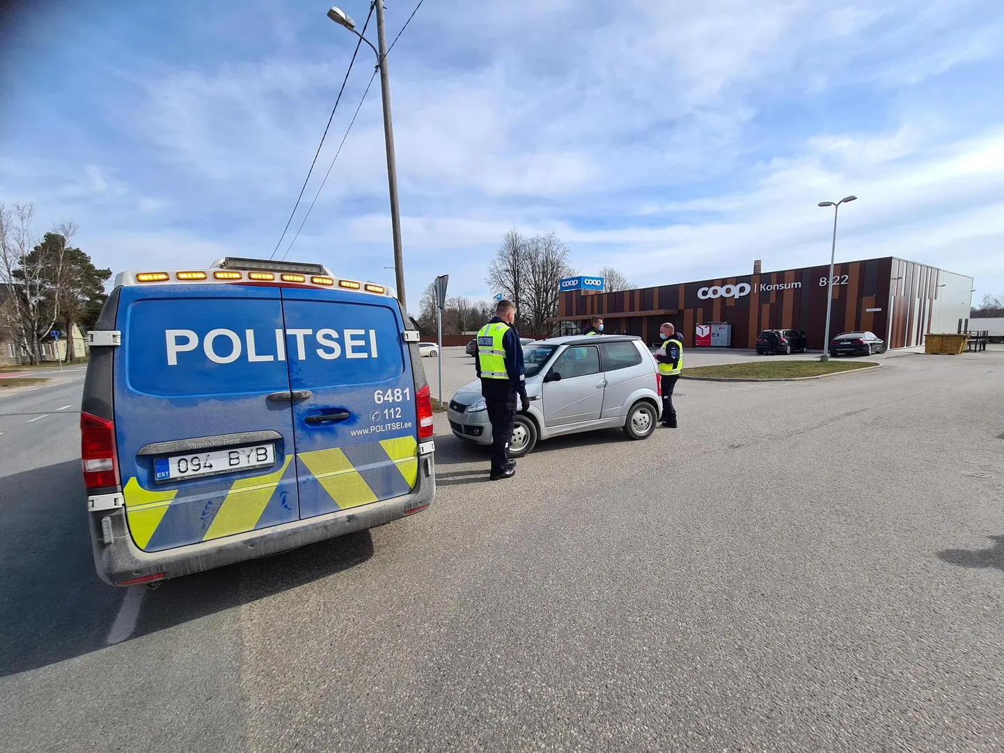 Eile hommikul Nõo poe ees jalgteel sõitnud mopeedauto juht tekitas liiklusõnnetuse.