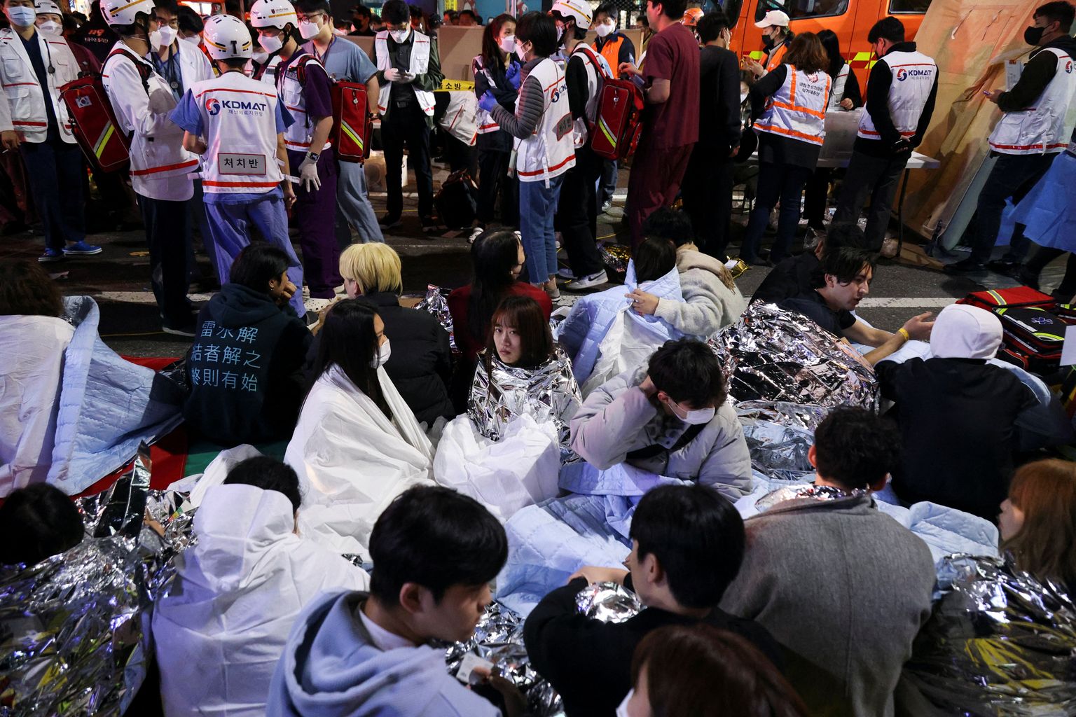 Lõuna-Koreas Soulis tekkis 29. oktoobril halloween'i tähistamisel massipaanika, milles hukkus inimesi. Pildil eluga pääsenud ja šokis noored parameedikute hoole all