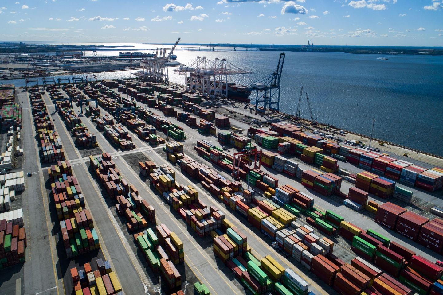 Laevakonteinerid Baltimore’i sadamas. Konteinerite kuhjumine USA sadamatesse võimendab tarnekriisi, sest neid ei jõuta välja vedada ning need ei jõua ka tagasi Aasiasse.
