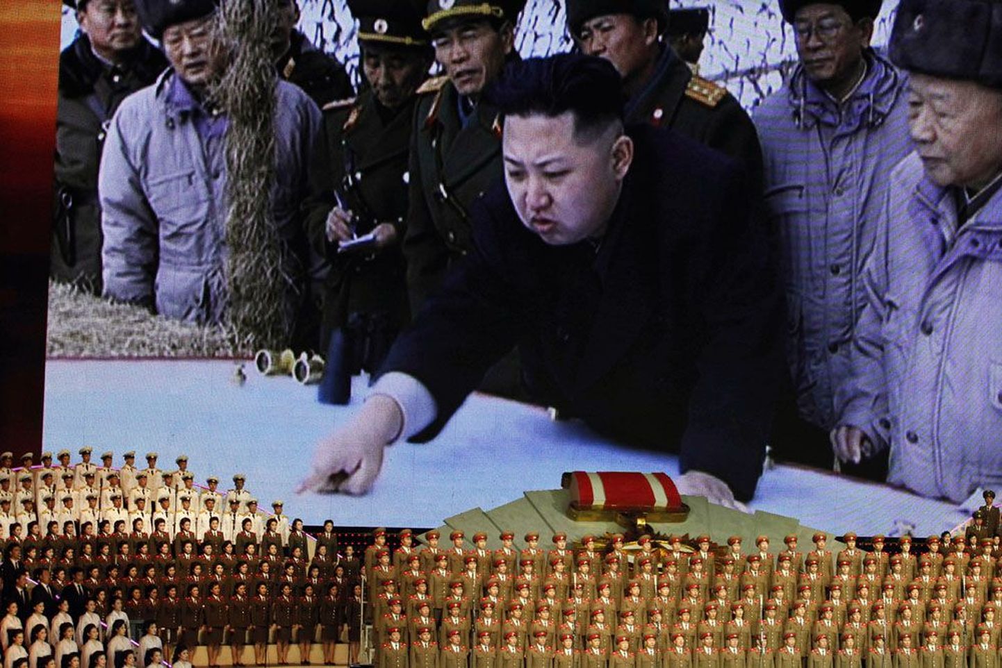 Põhja-Korea juht Kim Jong-un hiiglaslikul videoekraanil aprillis Pyongyangis toimunud kontserdil. Politoloog Byungki Kimi hinnangul on noorest Kimist saanud teoreetiline ja tseremoniaalne riigipea – tegelik võim käib läbi tema tädi, tädimehe ja armee.