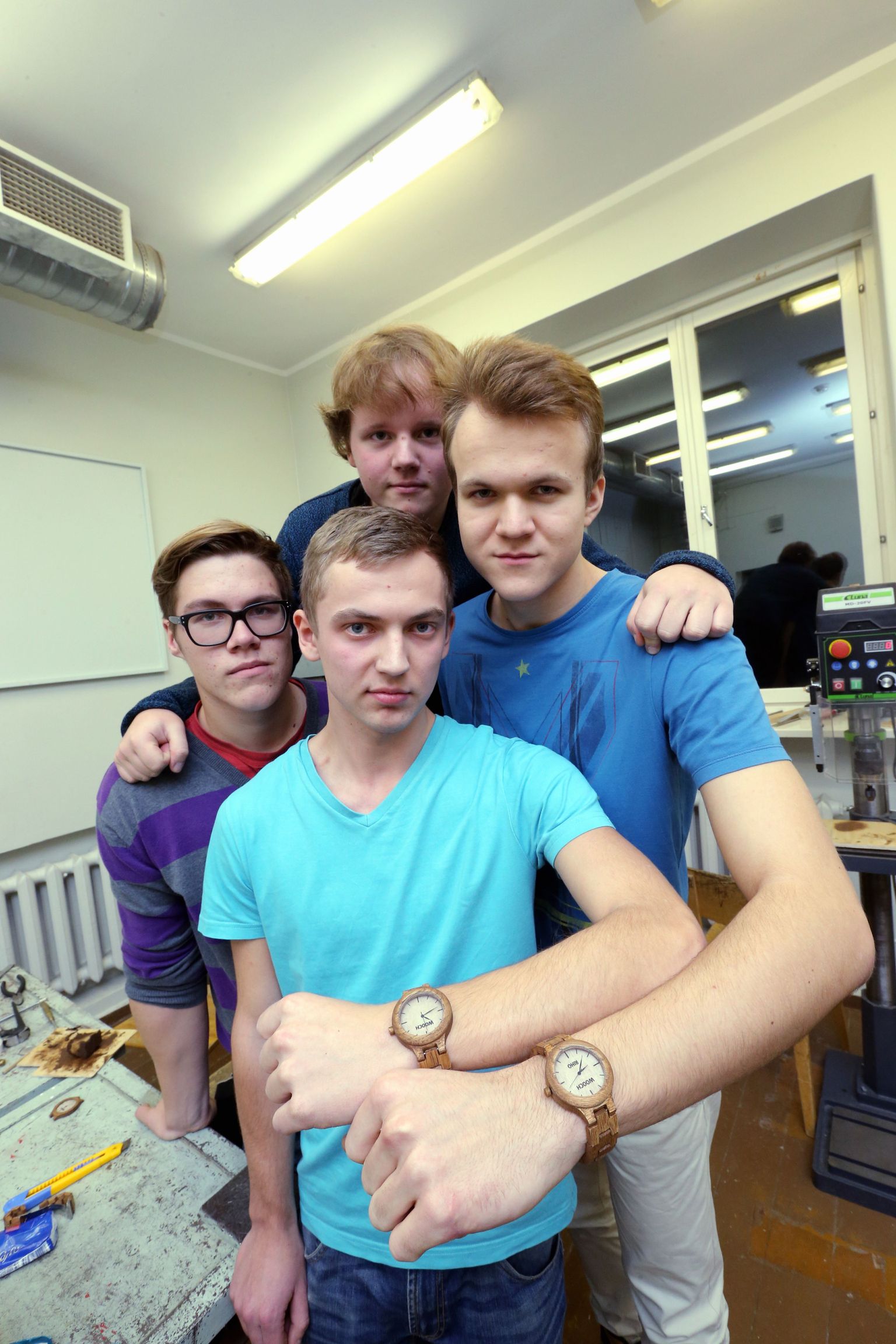 Miina Härma Gümnaasiumi 11. klassi poisid lõid õpilasfirma Wooch, mis valmistab käekelli (pildil vasakult: Roland Sirg, Magnus Loos, Meelis Pihlap ja Henri Hallik).
