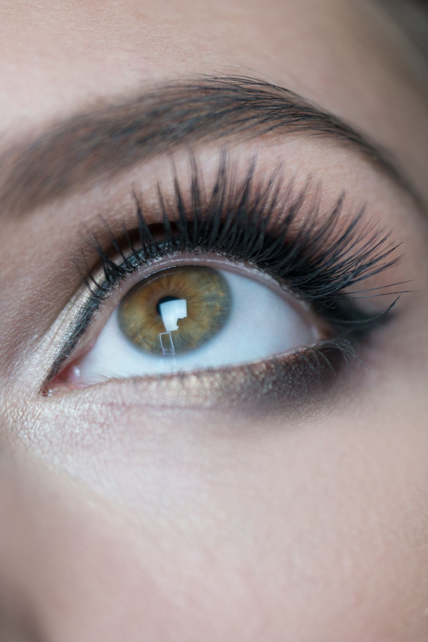 Tõmblev silm, eriti koos muude silmade ülekoormuse märkidega, võib viidata liigkõrgele stressitasemele.