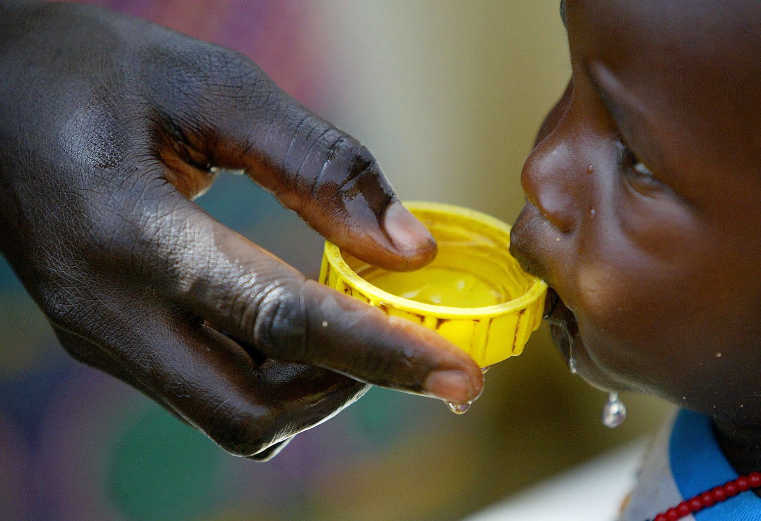 Sudaani lapspõgenik vett joomas