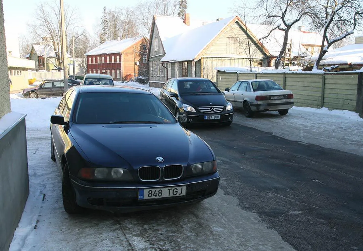 Koidu tänav peaks ära mahutama nii parkijad, sõitjad kui kõndijad, kuid sageli kõigile ruumi ei jagu.