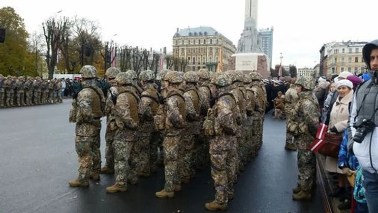 Pie Brīvības pieminekļa notiek gatavošanās 11.novembra parādei