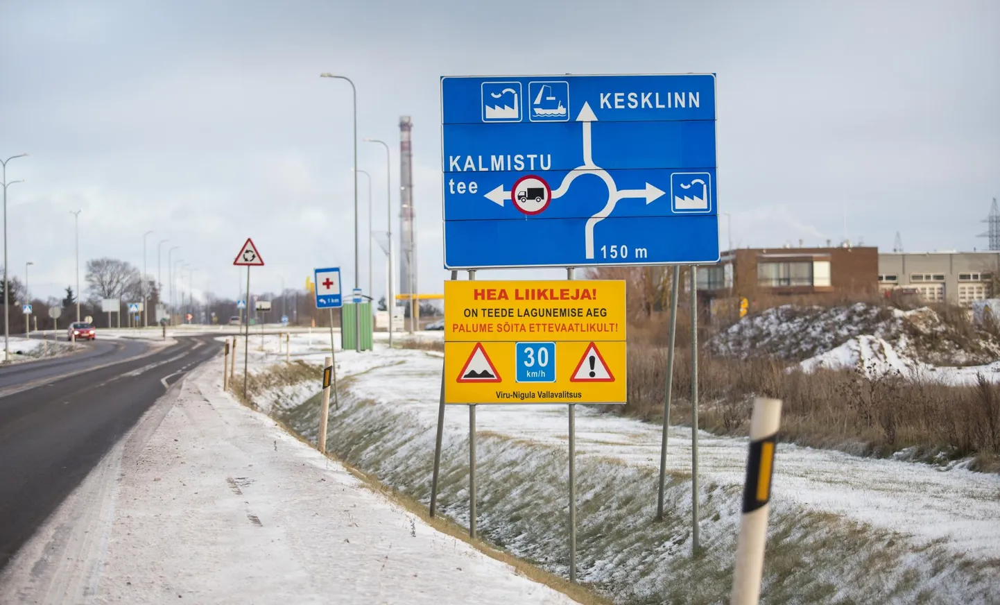 Kunda linna piiril on olnud teavitustahvlid, kus juhitakse tähelepanu lagunevatele teedele. Fotol nähtav plakat pärineb varasemast ajast ja pole käesoleva looga otseselt seotud.