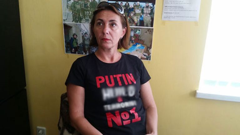 На Оксане майка с принтом – «Putin hu*lo» 
