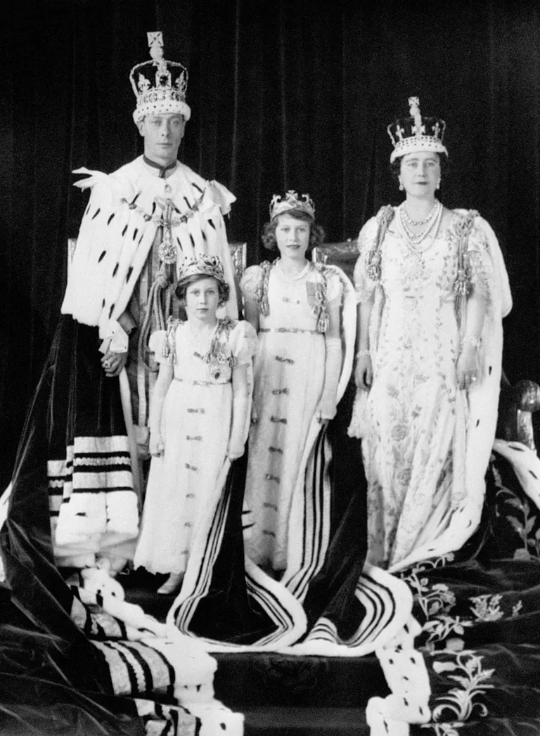 Kuningas George VI, tema abikaasa Eliza­beth ning tütred Margaret ja Elizabeth kuninga kroonimispäeval 12. mail 1937.